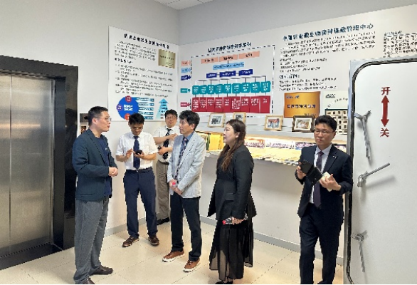 韩国农村振兴厅次长金相炅一行参观国家菌种资源库1.png