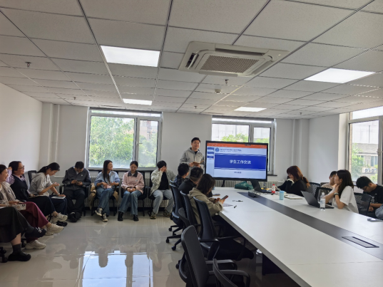 研究生处组织召开2025-2026学年学生干部工作交流会.png